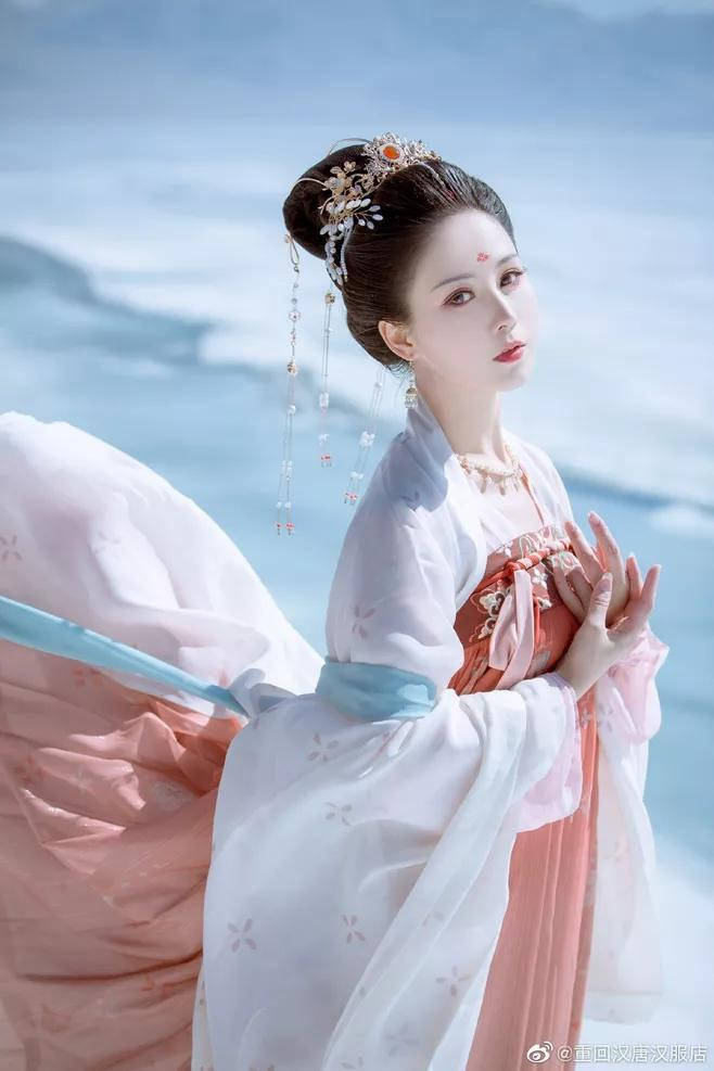 看的穿汉服的小姐姐就有种把持不住的感觉太美了呀