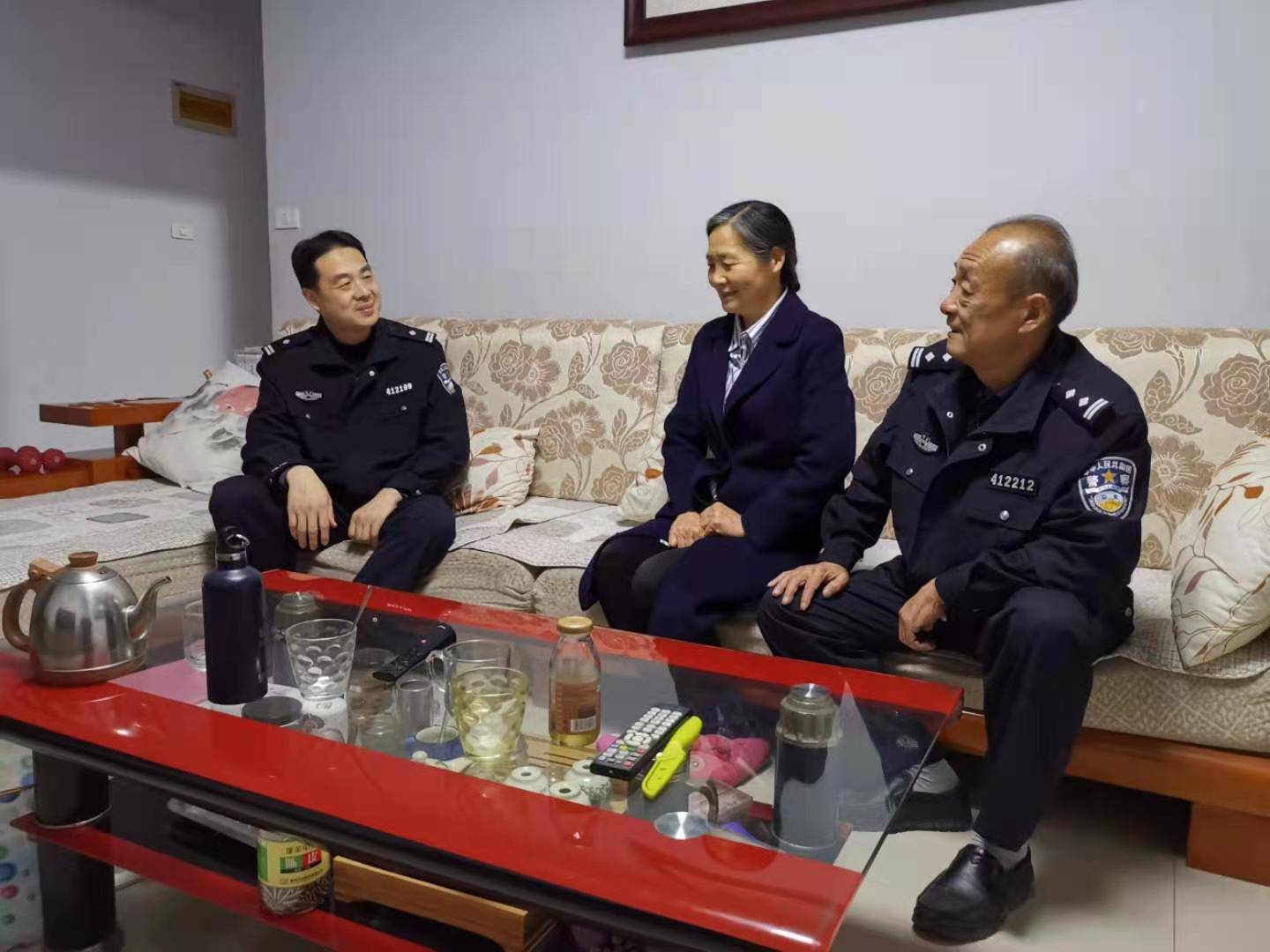 灵东派出所长马辉(左)到民警家中家访