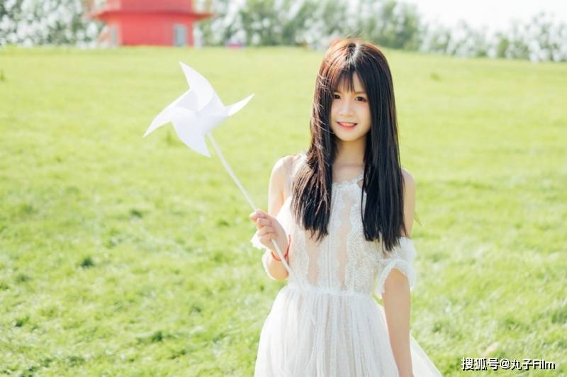 性感美女时尚写真:白裙森系少女长发飘飘,清新唯美