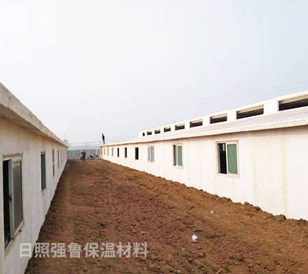 菱镁保温鸡舍板表面光滑如镜,比较好清洁,也不容易藏污.