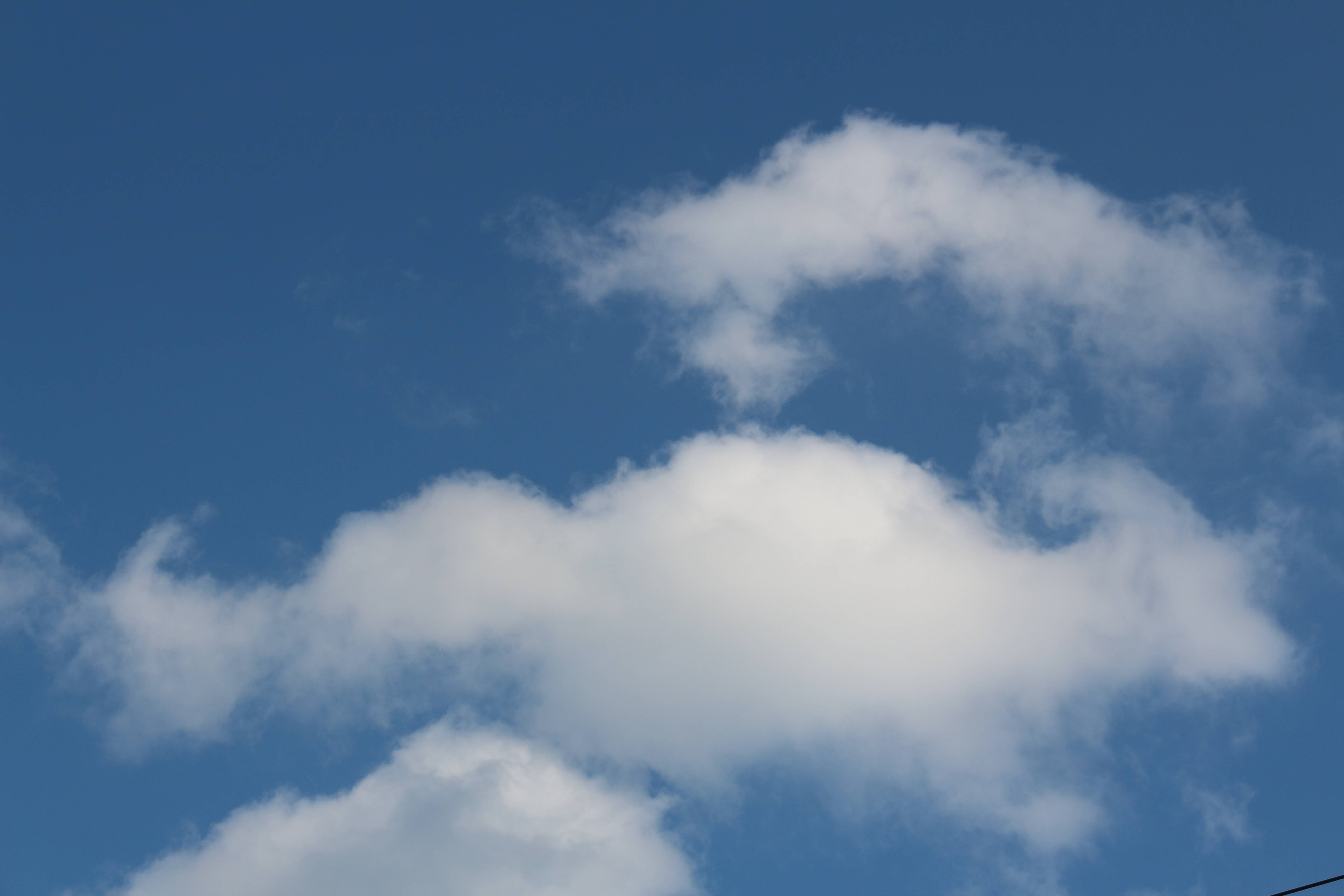 在翻看照片的时候,无意中发现了"一箭穿心"的云朵.