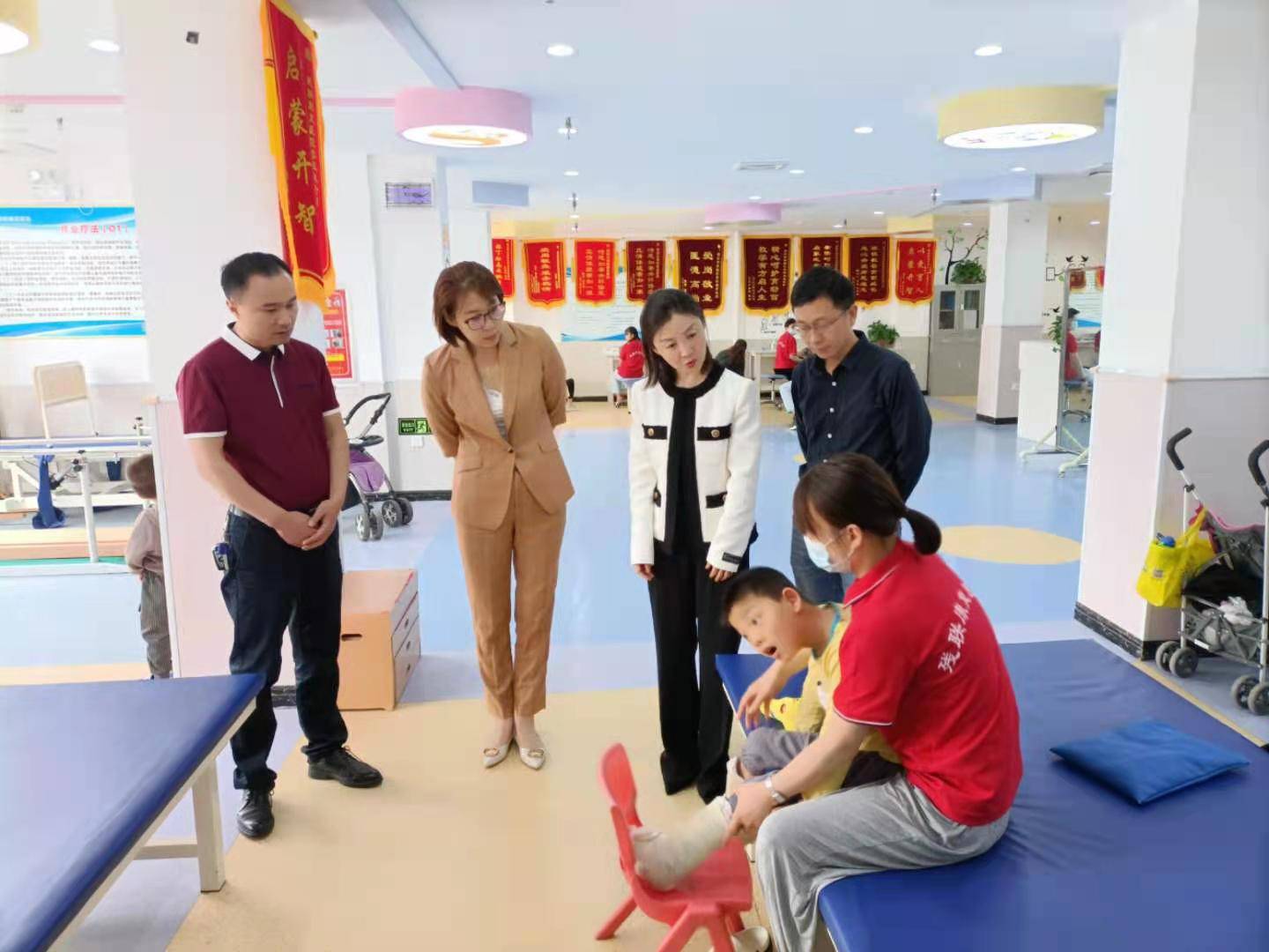 原创梁园区副区长吴茜盈看望区残联康复医院的儿童