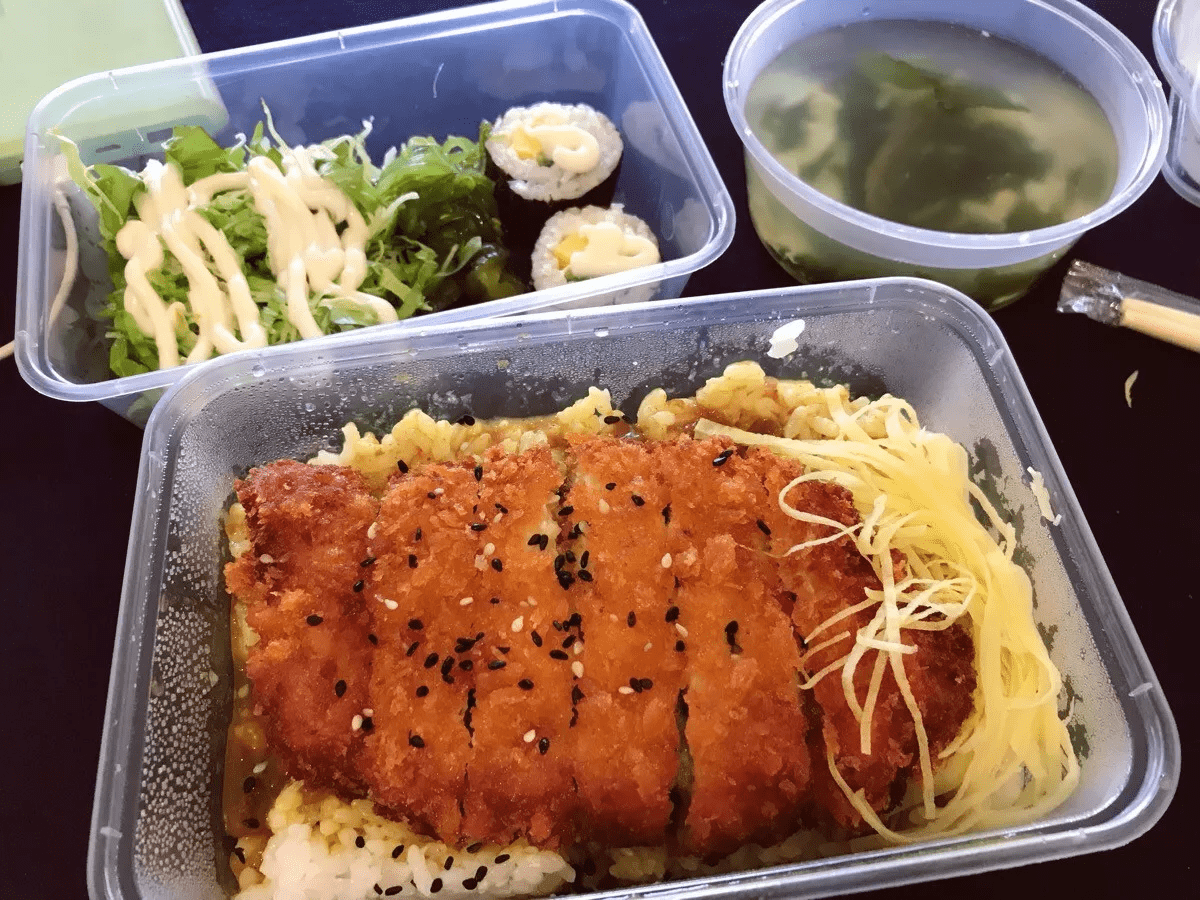 记得大一时候我沉迷的一家牛排饭外卖,30元左右还免配送费,不仅量足