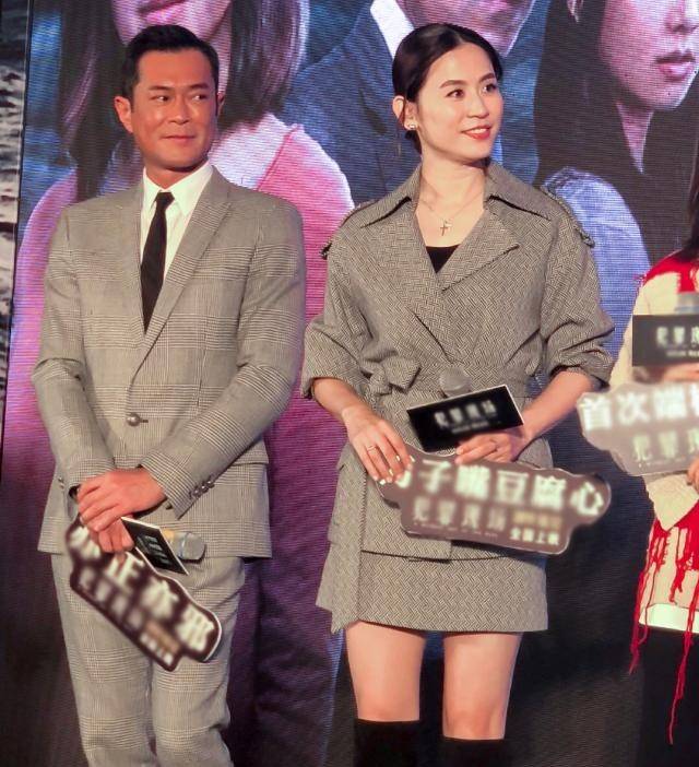 古天乐穿灰色西装绅士儒雅,同框宣萱cp感好足,男帅女美真养眼