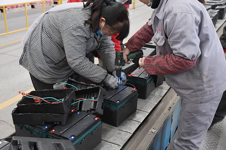 宗申专用车制造基地车间工人在组装电池宗申专用车制造基地作为电动