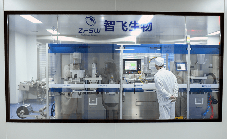 5月18日,智飞龙科马重组新冠疫苗智能生产线上技术人员在查看系统数据