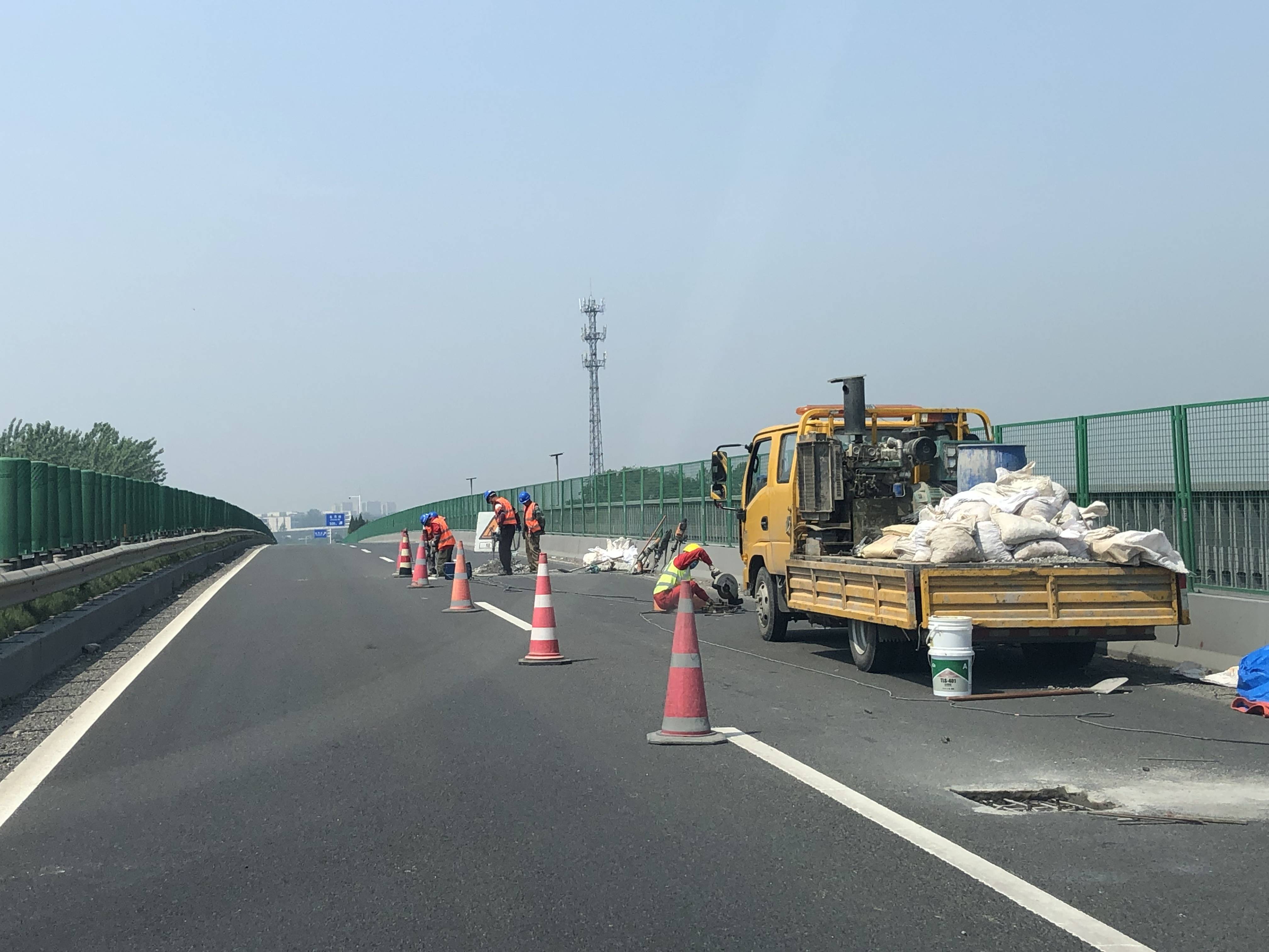 扬州公路站雨后天晴公路养护作业忙