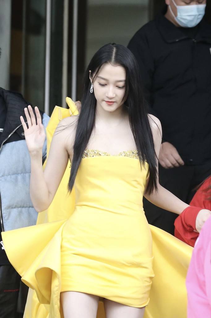 关晓彤拍毕业照 2021造型私服合集