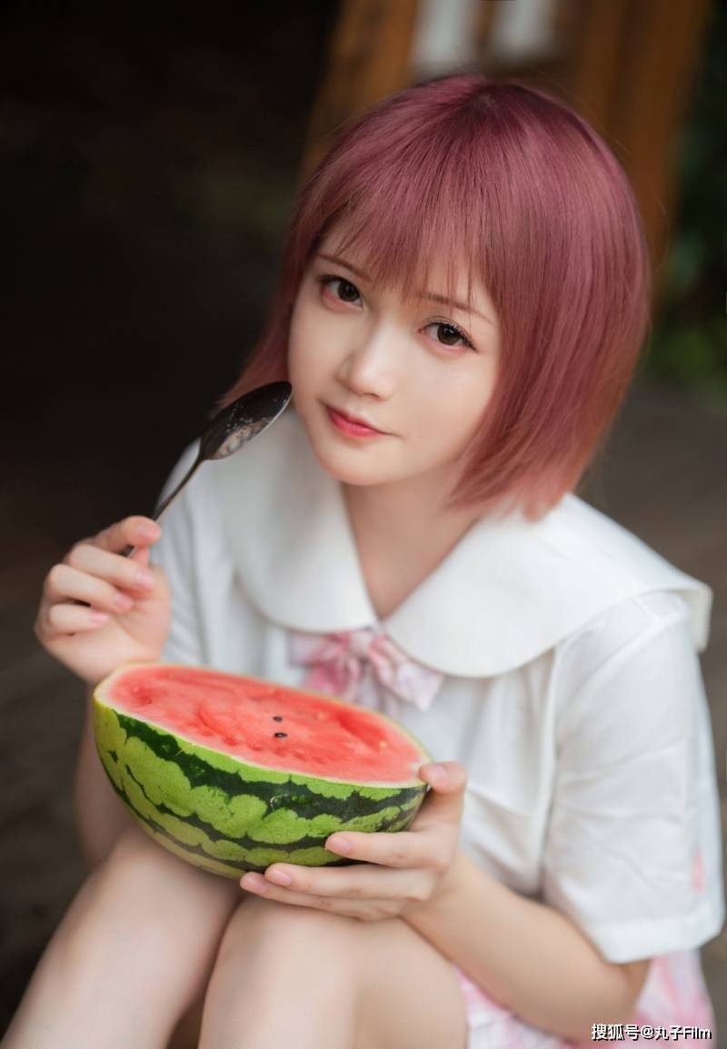 性感美女时尚写真:非主流短发少女户外随拍,清纯可爱