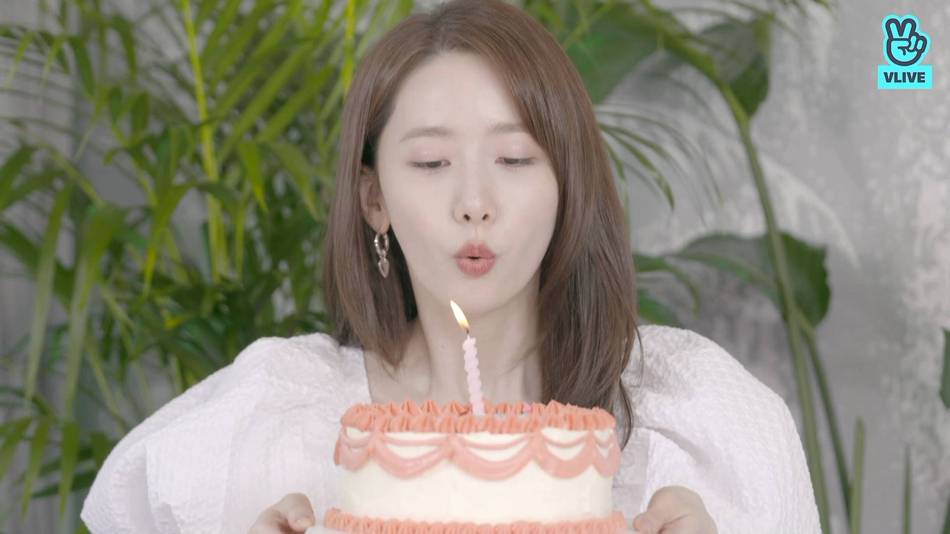 少女时代林允儿庆31岁生日气质清纯少女感满满