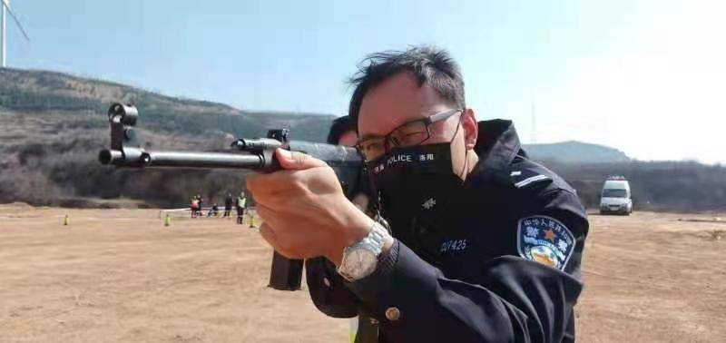 铁肩担道义热血铸警魂