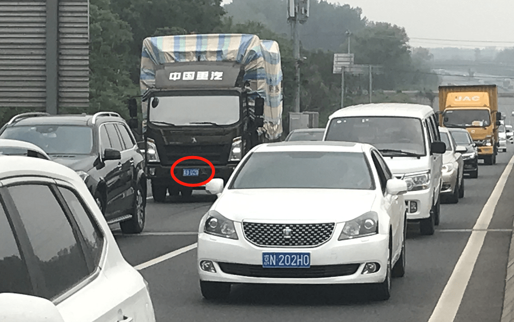 给车牌戴手套 司机被记12分