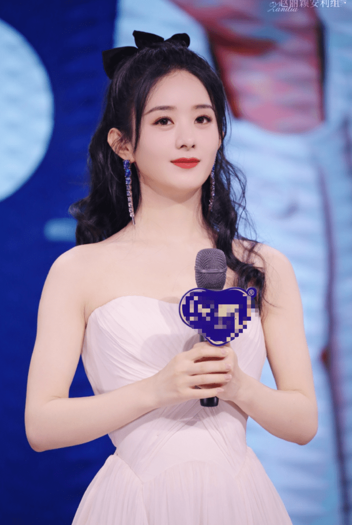 赵丽颖白色抹胸纱裙又美又仙 半扎卷发慵懒又温柔