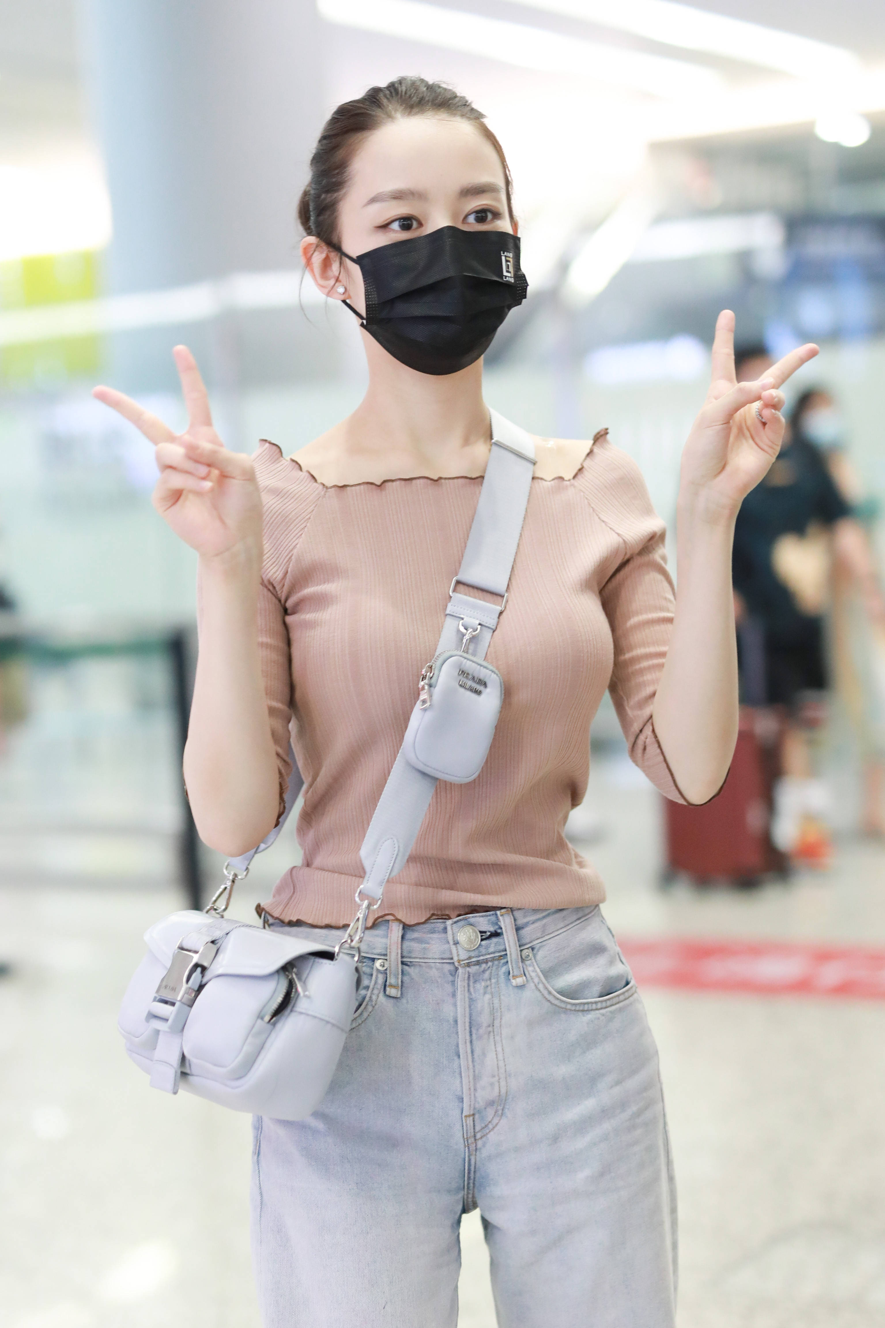 辣妈吉娜甜美比v状态满分穿贴身上衣身材傲人