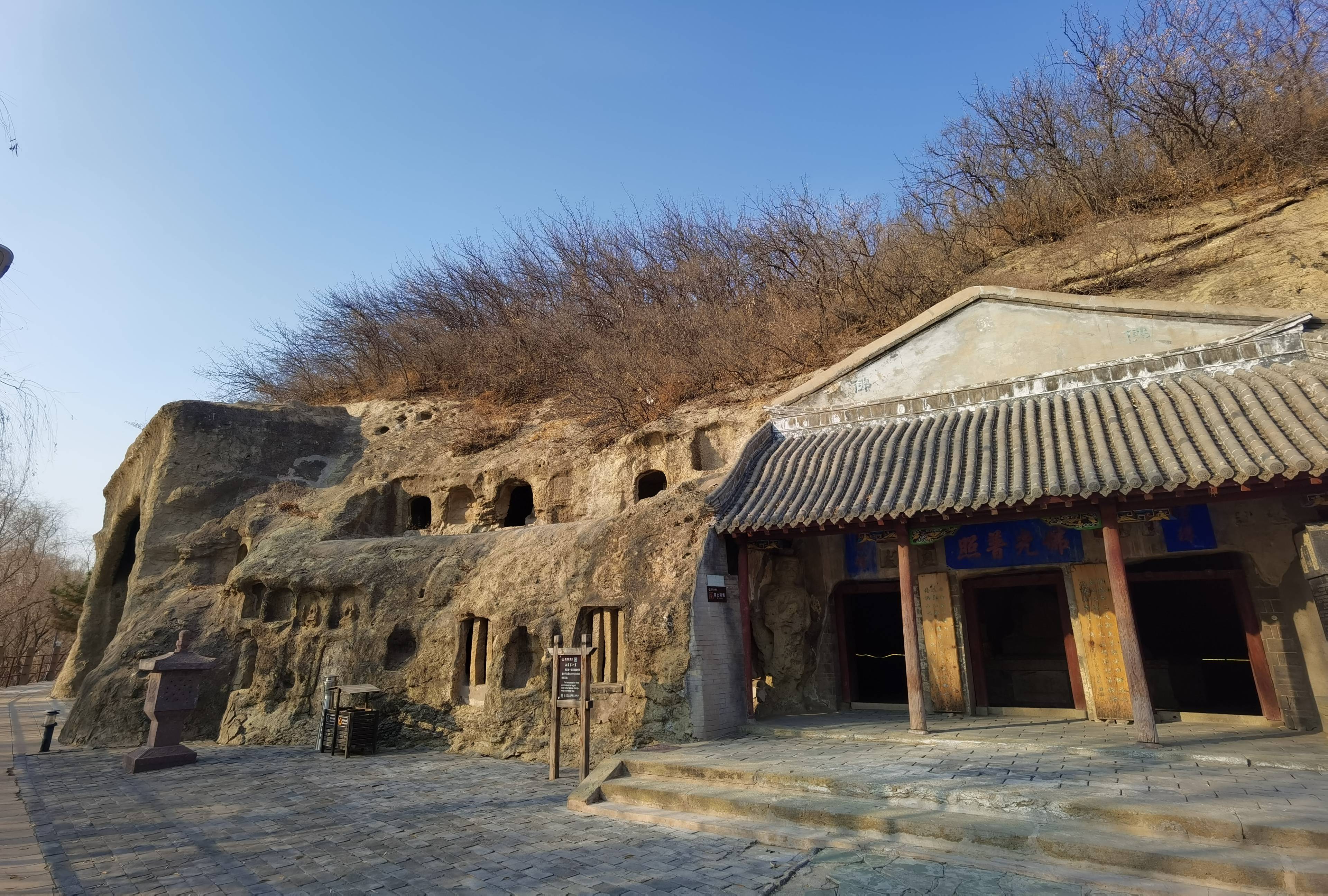 万佛堂石窟开凿于北魏太和二十三年(公元499年),位于大凌河的北岸