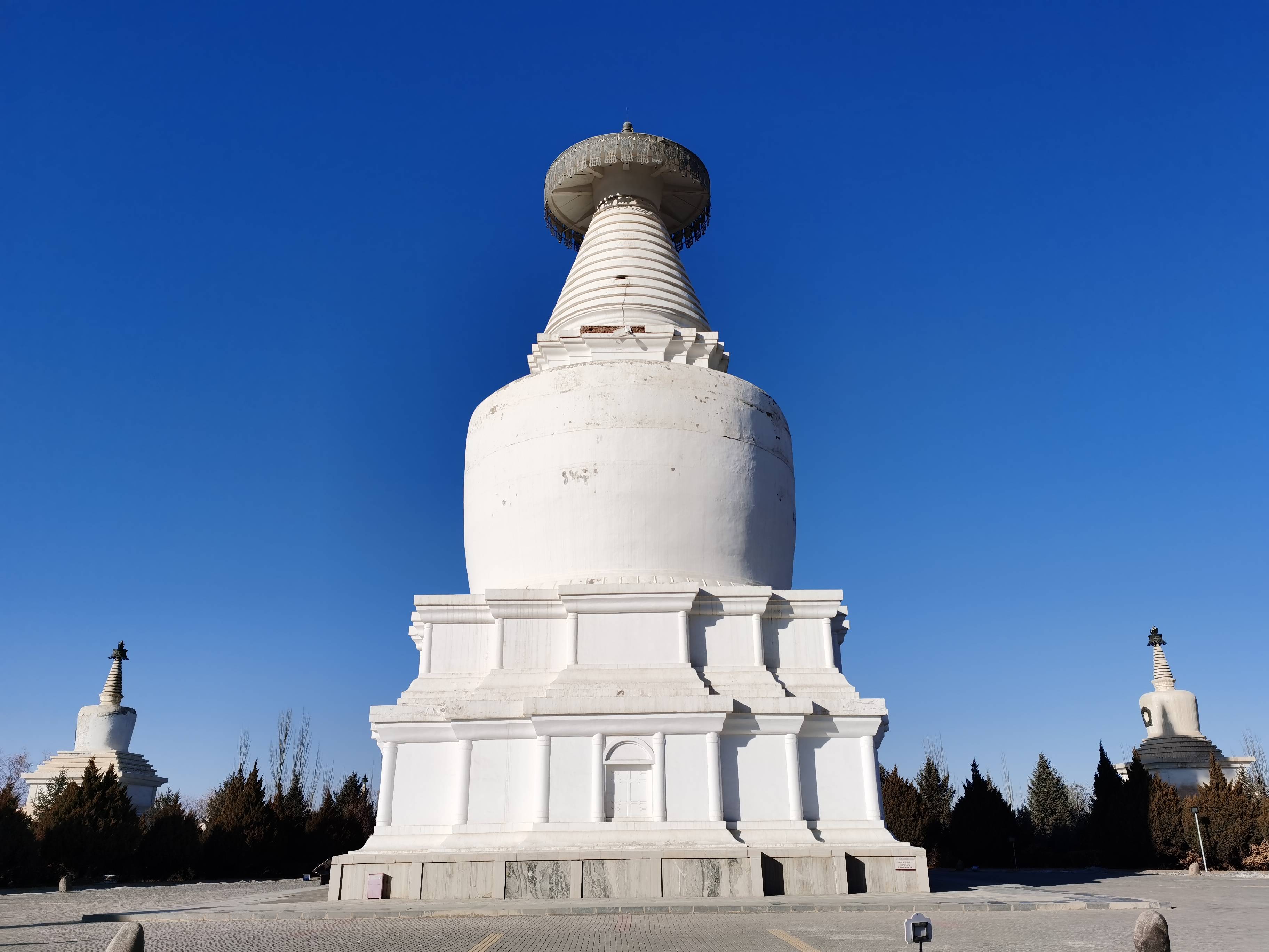 白塔寺此后,在萨班继承人八思巴和元世祖忽必烈的继续努力下,元朝