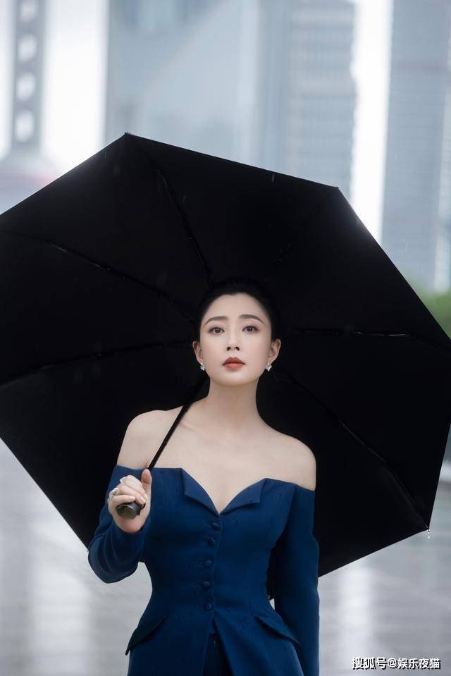 殷桃一字肩西装优雅干练,大方露肩又不失性感