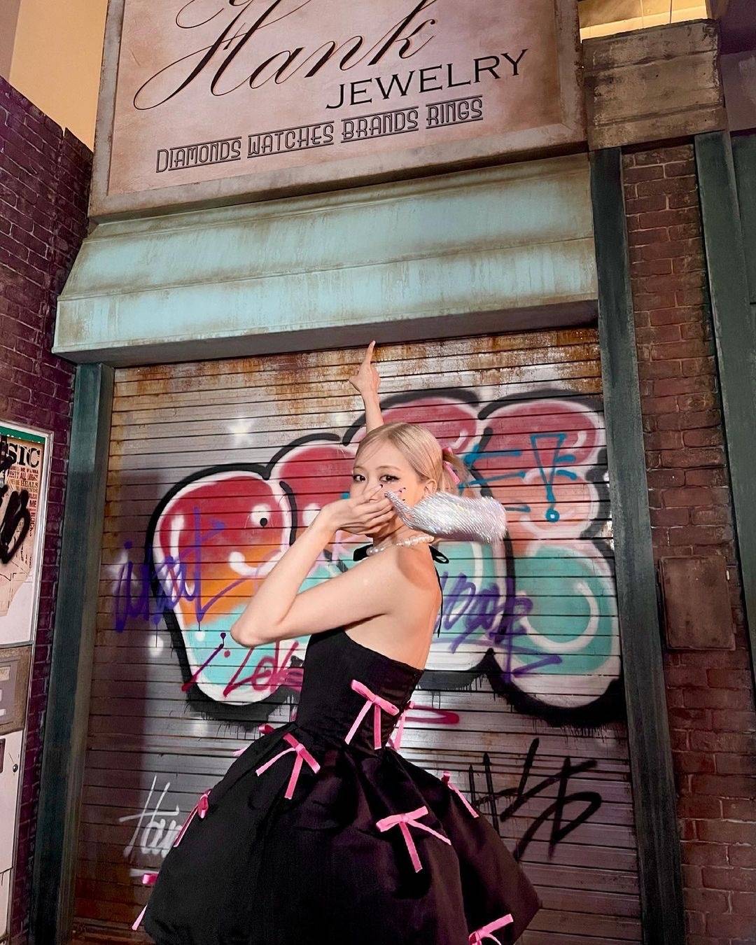blackpink朴彩英晒抹胸蓬蓬裙美照 庆单曲点击破亿