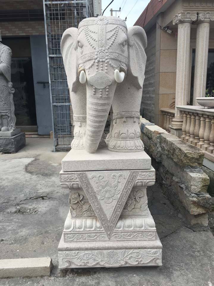 雕刻厂家告诉你,如何辨别石雕大象品质优劣?