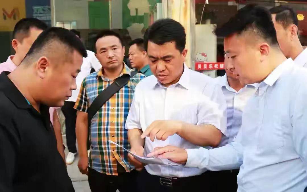 聊城东昌府区区长巴海峰又走到街头与群众聊天.真赞