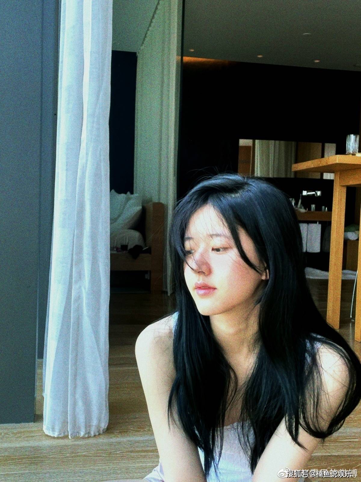 赵露思初恋写真有多美?素颜出镜元气满满,慵懒气质好有少女感