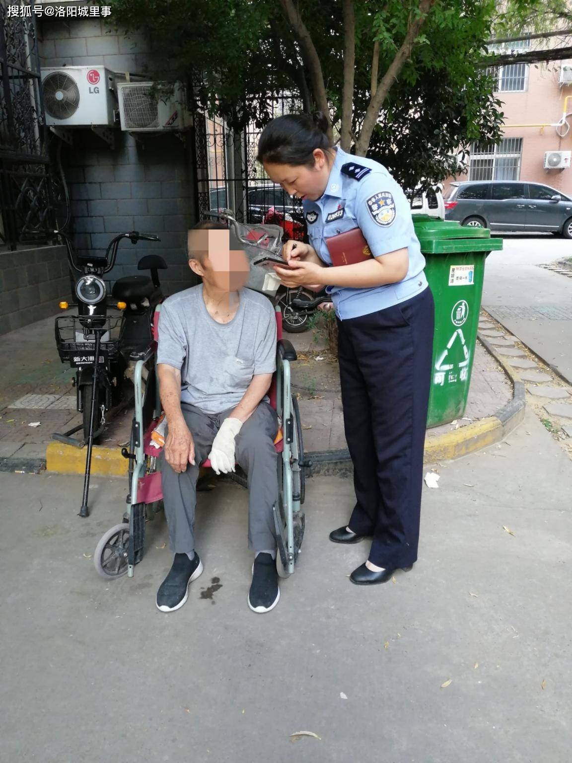 民警张文艺在帮老人打电话