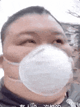 男孩见了她,忍不住流口水,致歉道: