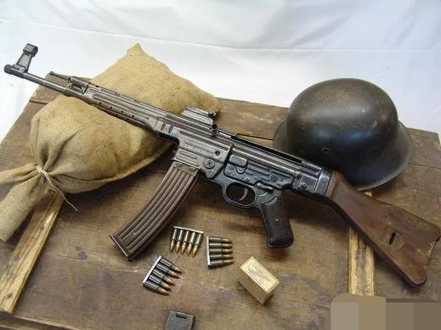 二战时德国竟然还有mp41冲锋枪,而且还是mp40冲锋枪山寨仿造版