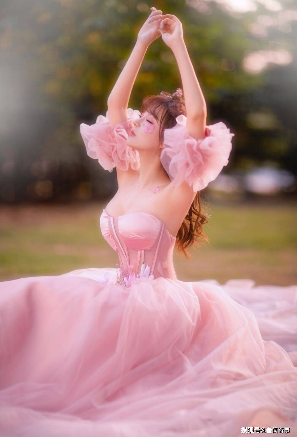 穿粉色纱裙美女朦胧感唯美写真图片