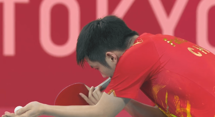从1-2到3-2!樊振东大逆转,刘国梁观战国乒,换球衣引对手不满