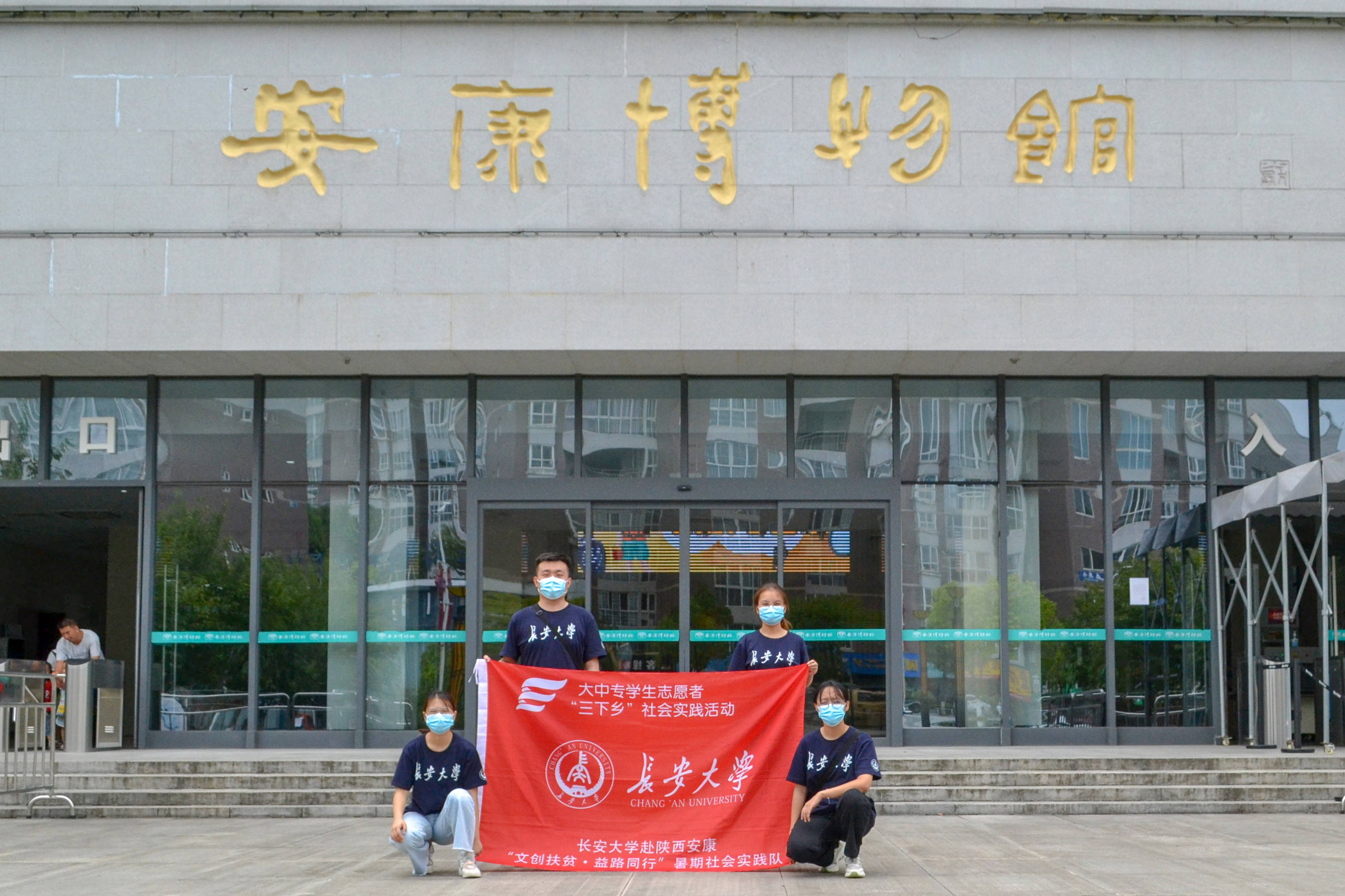 图为实践队参观安康博物馆