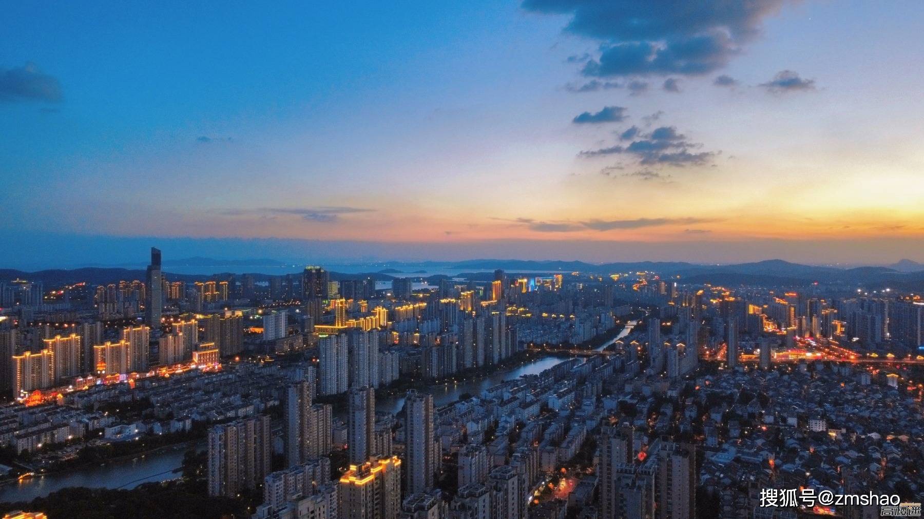 远眺无锡市中心及太湖广场高楼迷丰田黄奇