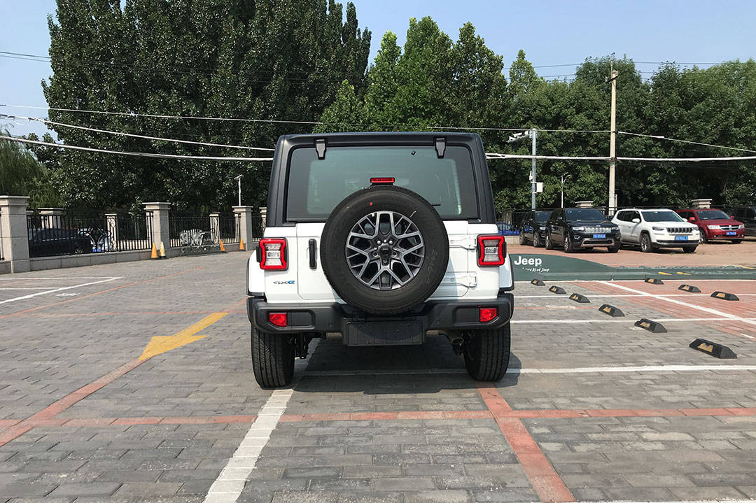 2021款牧马人撒哈拉混动版白色到店,北京jeep4s店欢迎您到店赏车,试