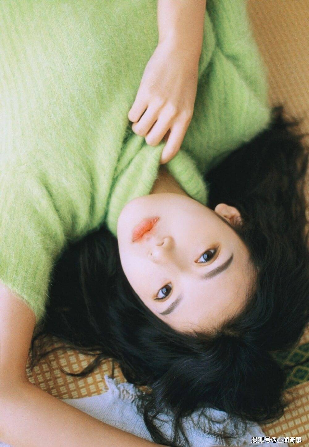 穿绿色柔软毛衣的御姐美女美腿私房照片