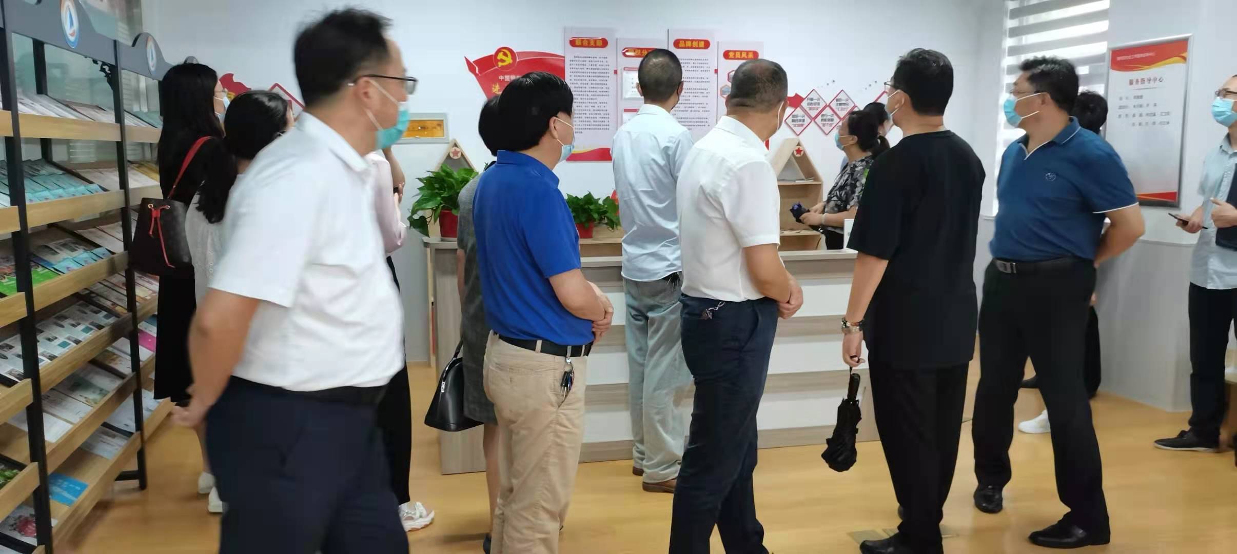 连云港市民政局许明卞宝秀一行参观海州区社会组织孵化基地