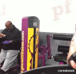 原创搞笑gif趣图:厨师小哥就是不一样,竟然能把洋葱当作饭吃