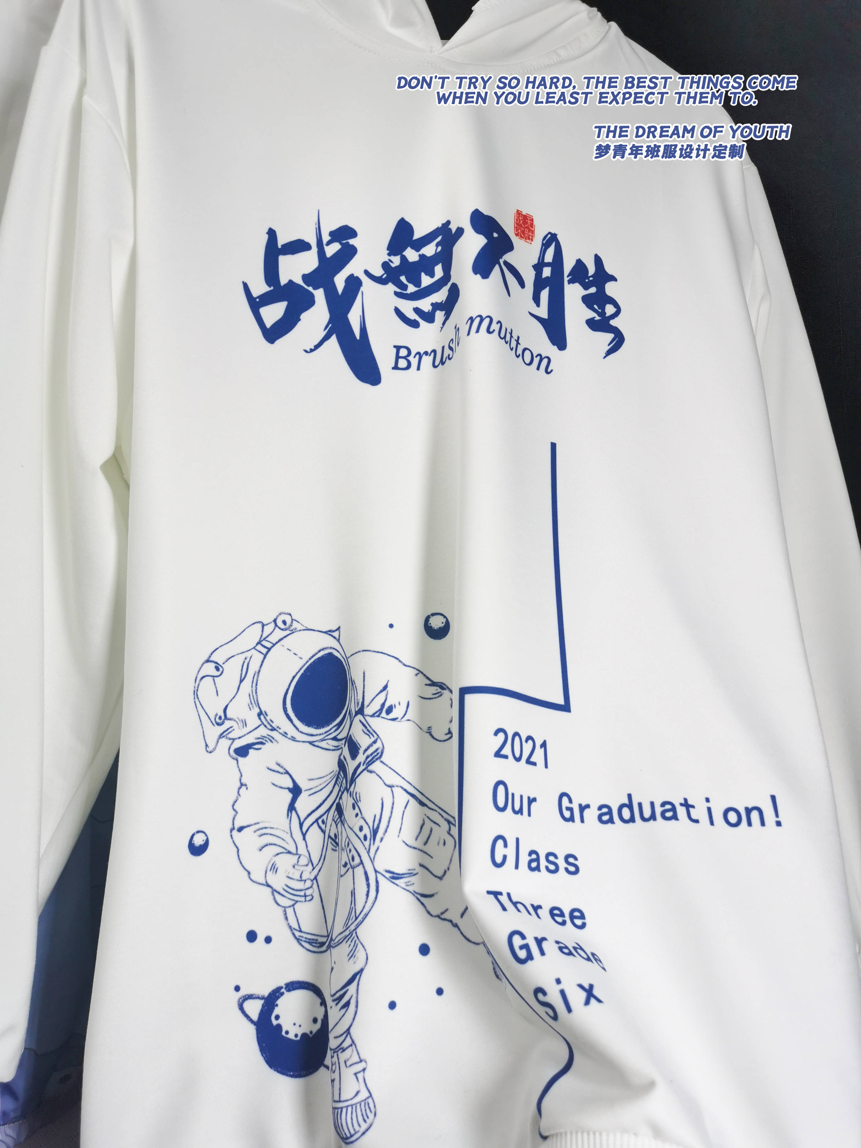 让班服有更层次感哦～95背后的班服图案是班主任卡通手绘 同学的