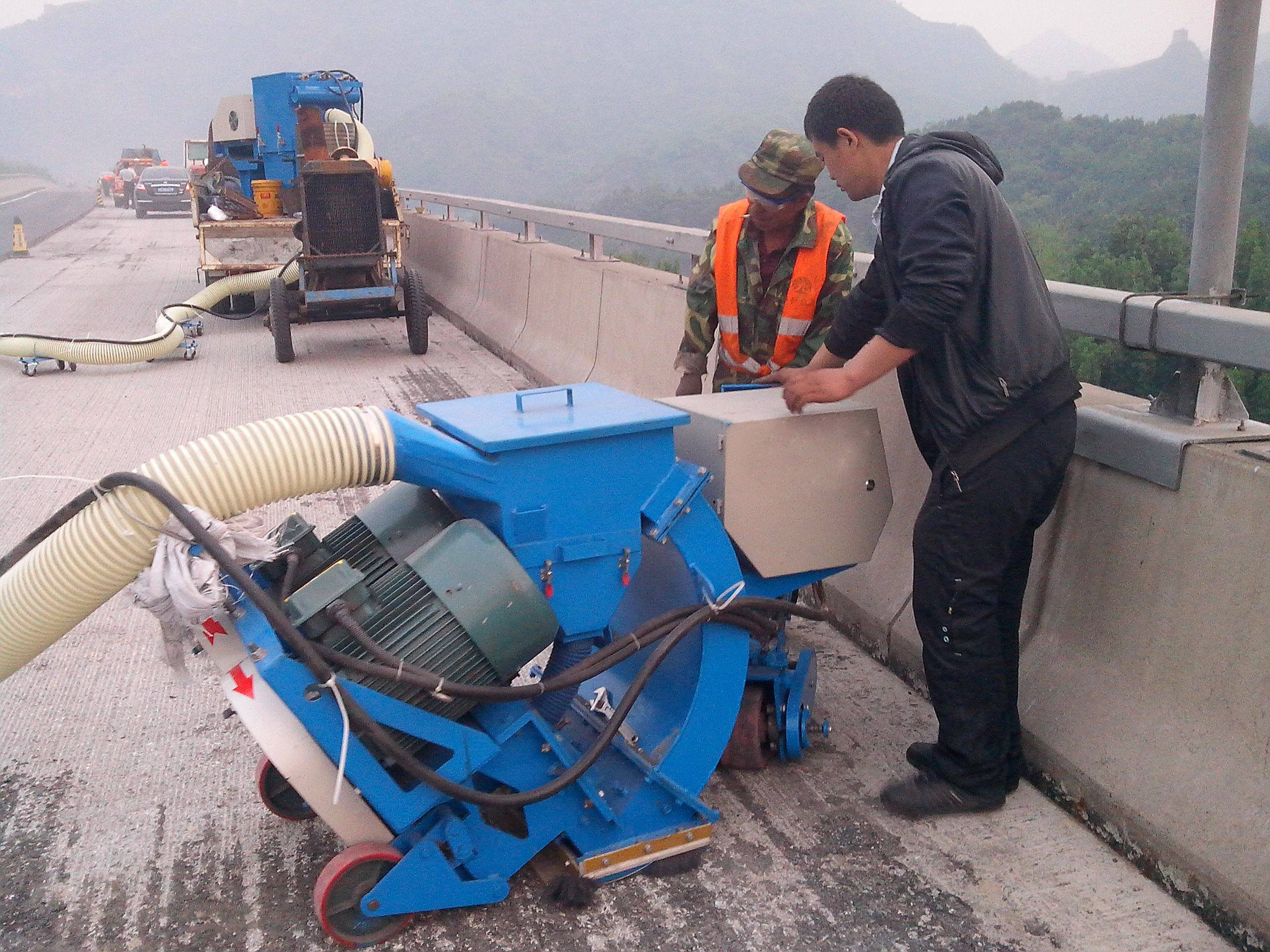 高速公路增大摩擦面积防水抛丸机,混凝土表面打磨