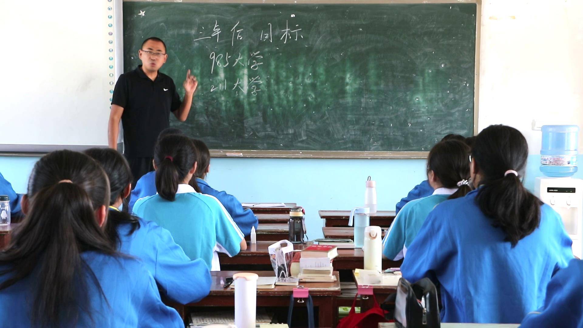 施甸一中陈银波老师我和学生们一起苦上大学