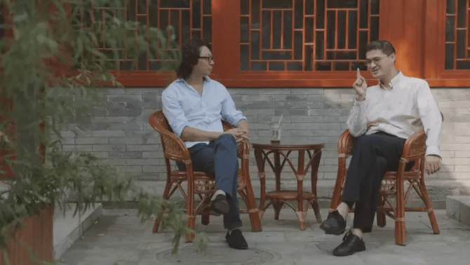 《十三邀》剧照 罗翔(右)对谈许知远