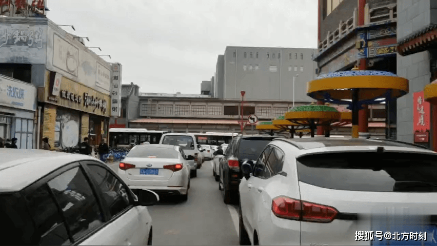 车道)经常出现私家车占用该路段违章停车,造成堵车最严重时长达40分钟