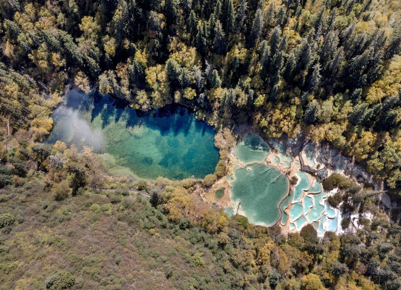 2021年10月2日,四川省阿坝州九寨沟县神仙池风景区,阳光明媚,秋意渐浓