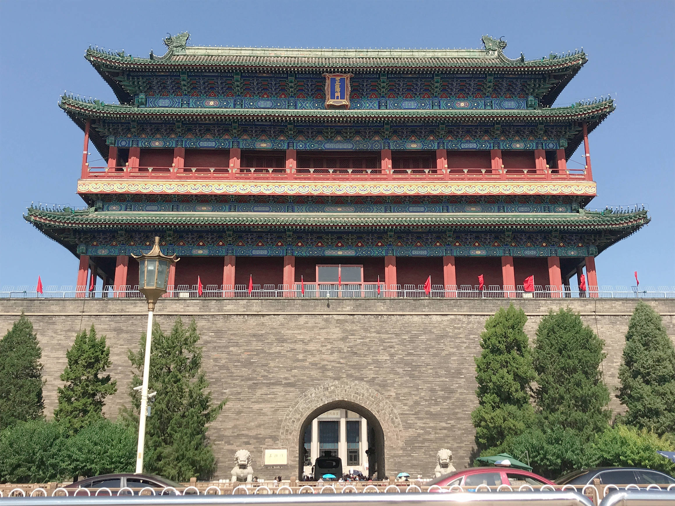 就来到了正阳门,位于天安门广场最南端,正阳门城楼为老北京所有城门楼
