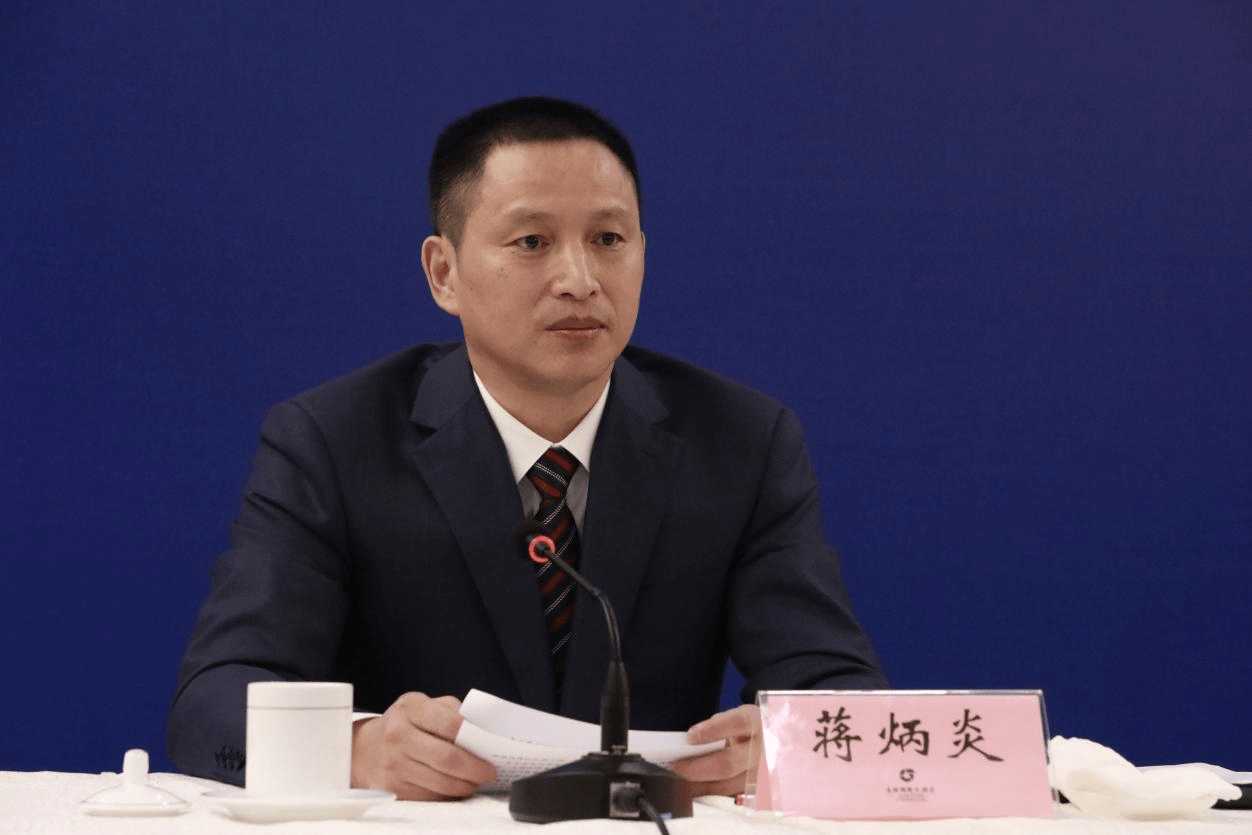 南岳区区长蒋炳炎在发布会上回答记者提问