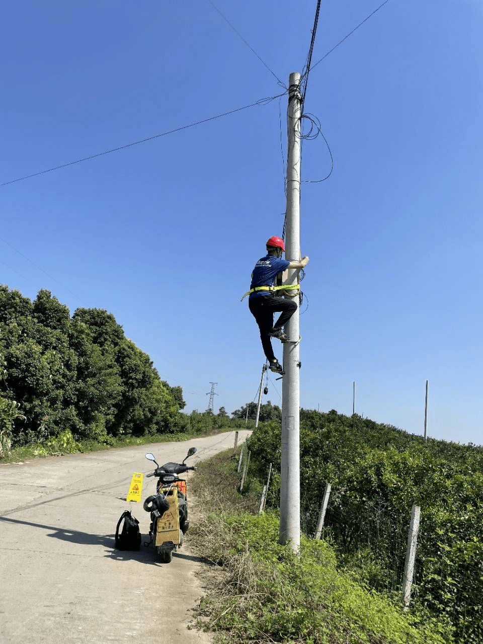 中国电信眉山分公司装维工程师在架设通信线路