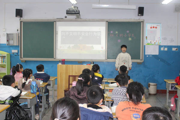 郑州市二七区苗圃小学学生争当重安全,守纪律,讲文明