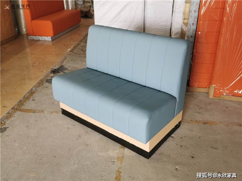 时尚休闲竖条造型软包卡座沙发