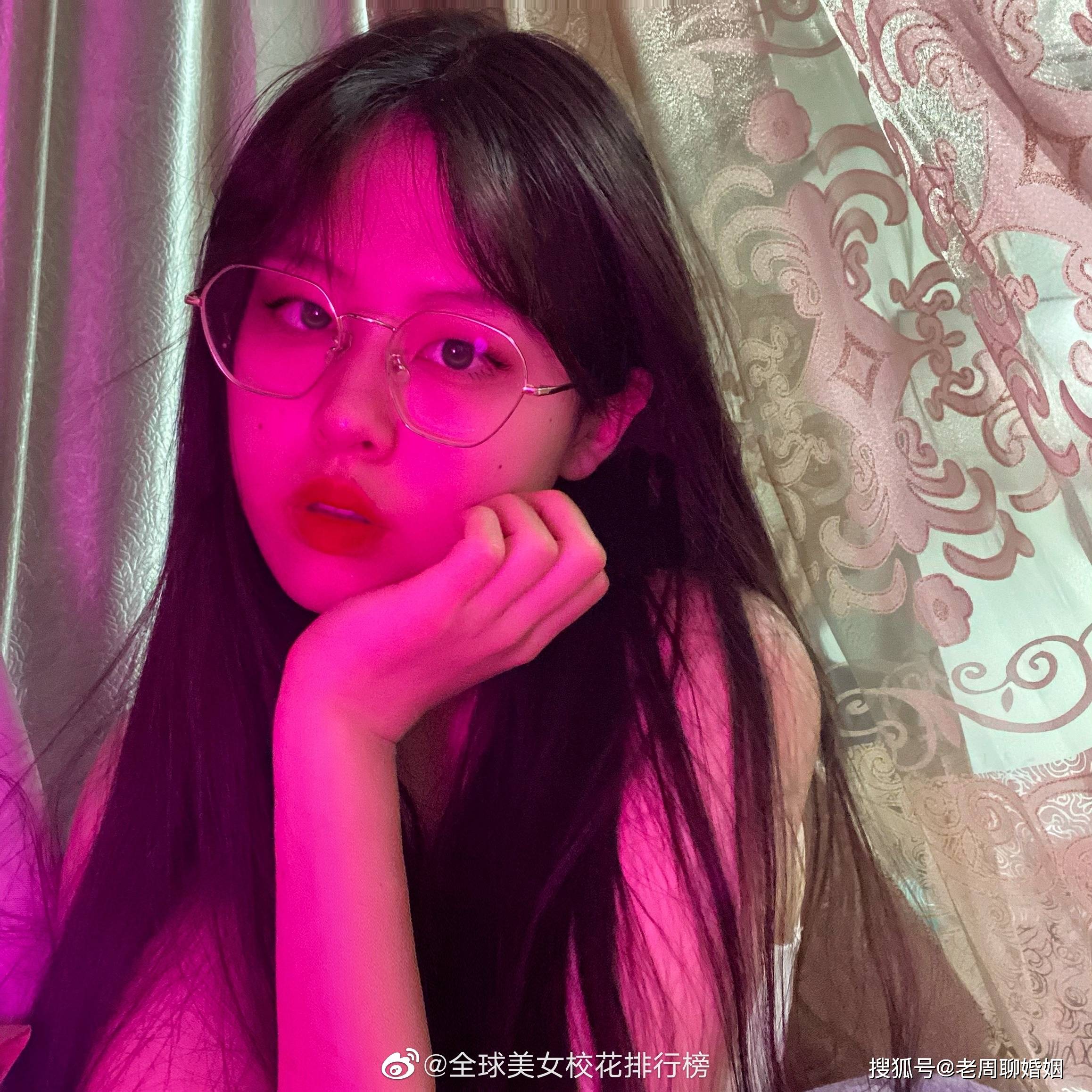 路人甲女生吐舌头是一种不雅的行为