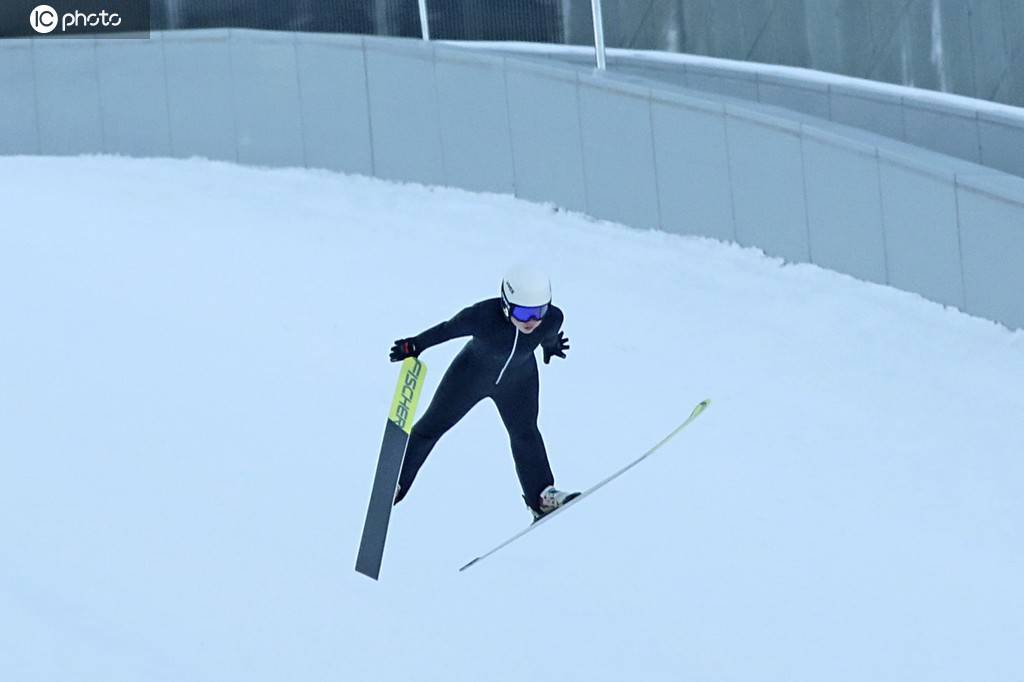 高清图张家口赛区国家跳台滑雪中心迎来首日试滑