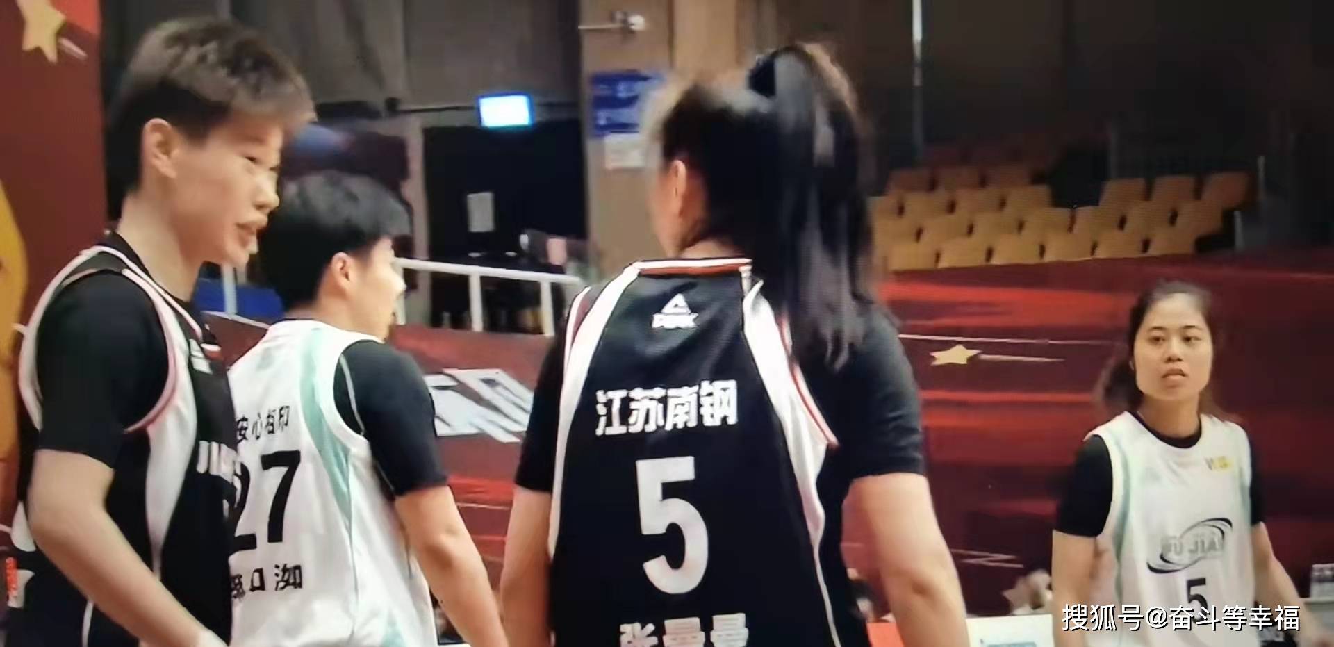 三分球太多啦江苏女篮轻取福建女篮罗欣棫24分刘灵菲伤退